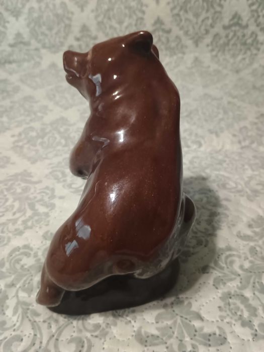 СОЦ статуетка „Мечок с котле“ – винтидж керамика, отлично състояние!