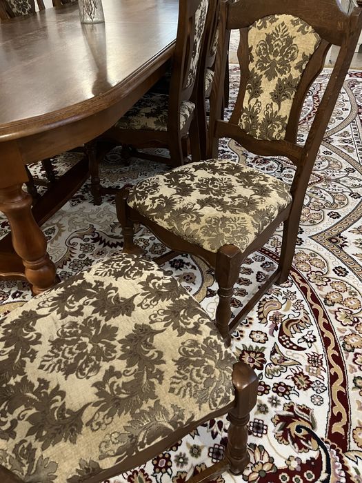 Стол и стулья для гостей