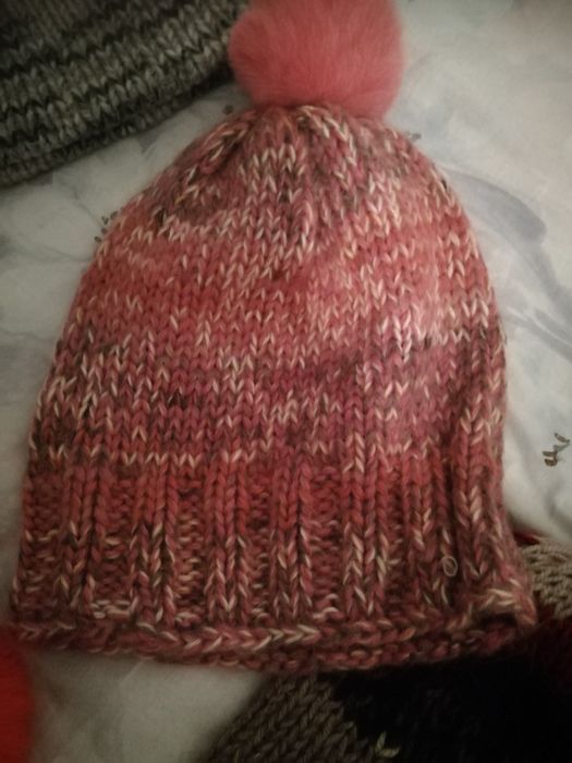 Топли шапки от висококачествени материи. И плетени от вълна, мохер.