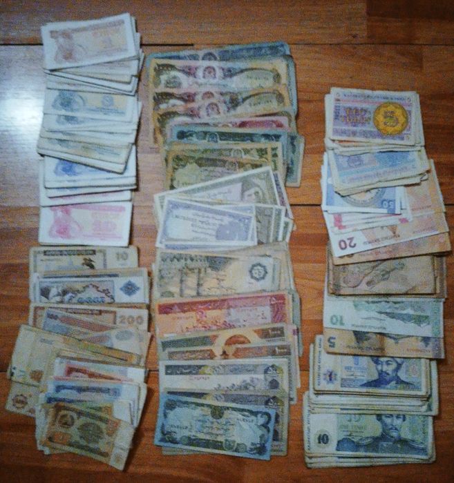 Бумажные банкноты. 2110 штук