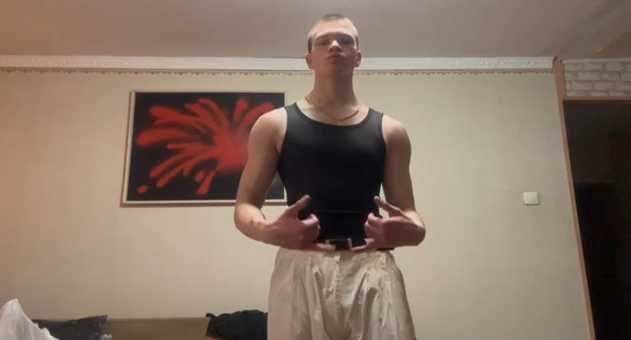 черная майка в полоску