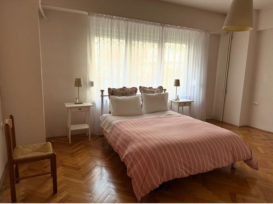 VÂNZARE URGENTĂ – mobilier și echipamente pentru casă + masă antică