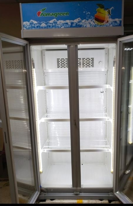 Продам  холодильник витрину.