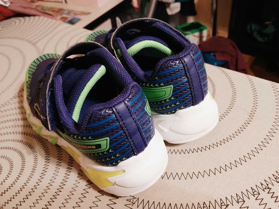 светещи маратонки Skechers