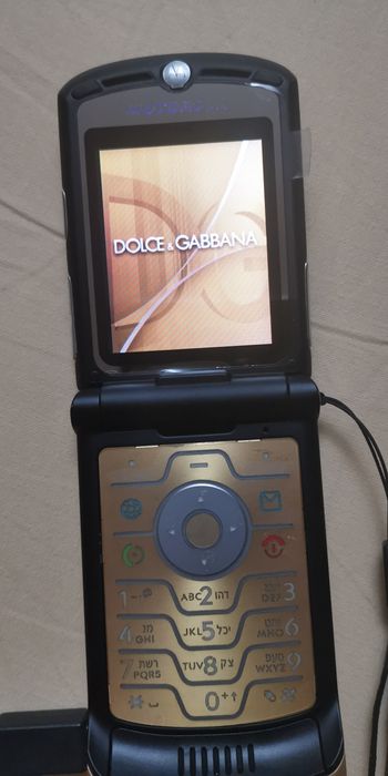 Продавам Motorola razr 3i dolce & gabbana