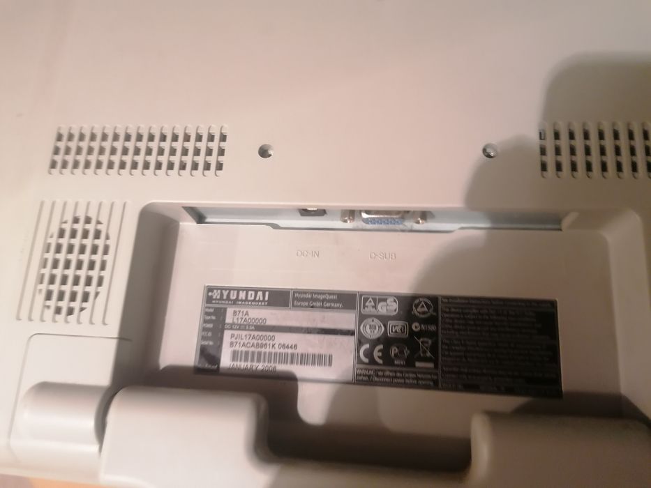 Компютър  стар. Но работи