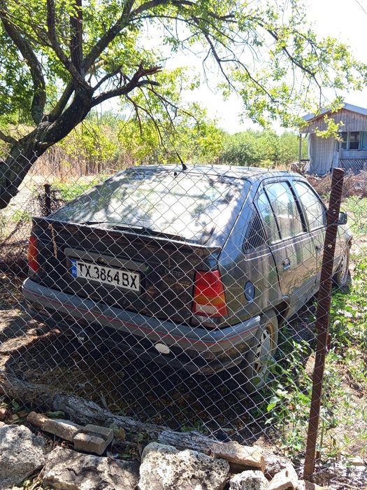 Продавам автомобил цял за части.