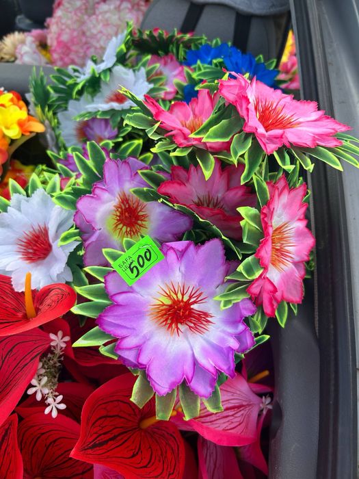 В продаже искусственные цветы