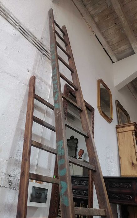 Scara veche din lemn masiv  Italia  /Recuzita/Obiect Decorativ