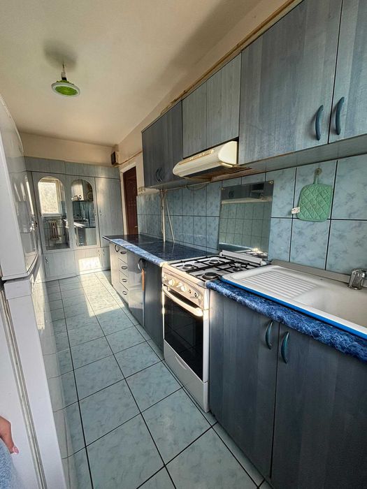 Închiriez apartament cu 2 camere