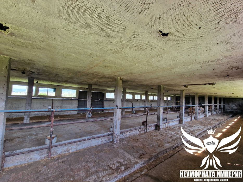 Селскостопанска сграда, обор, склад 530кв. и земя 3700кв. с.Тополово