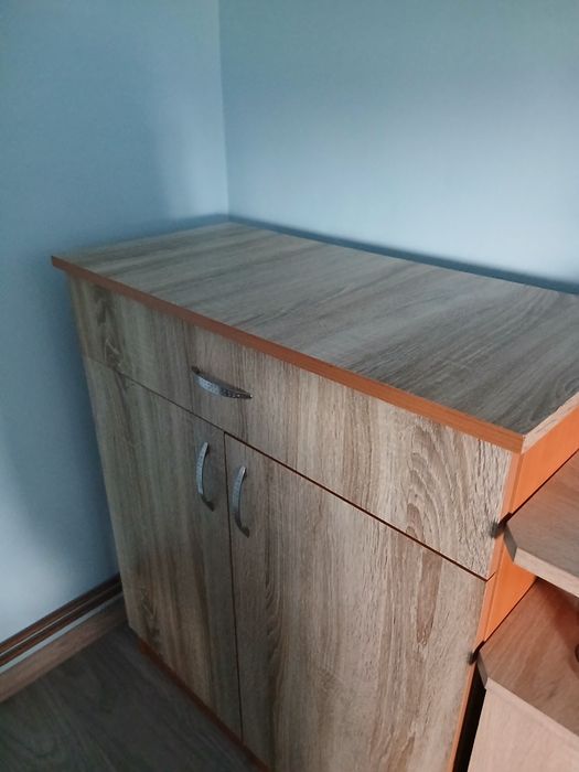 Vând birou și dulap mic