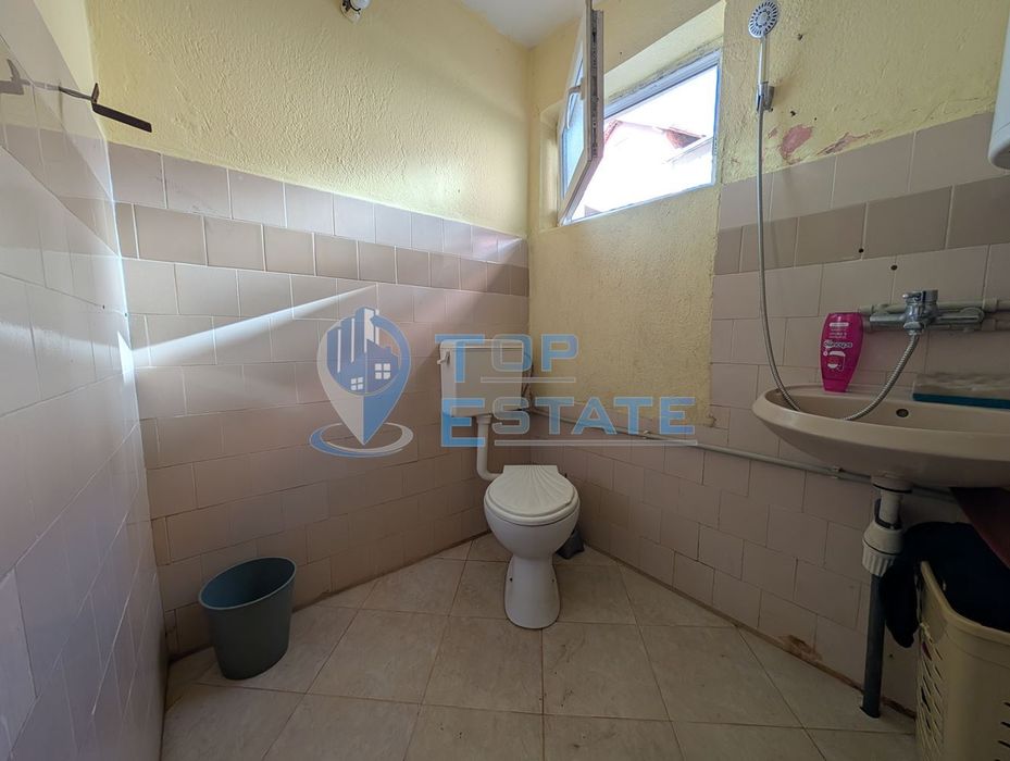 Двуетажна масивна къща с панорама в центъра на град Плачковци