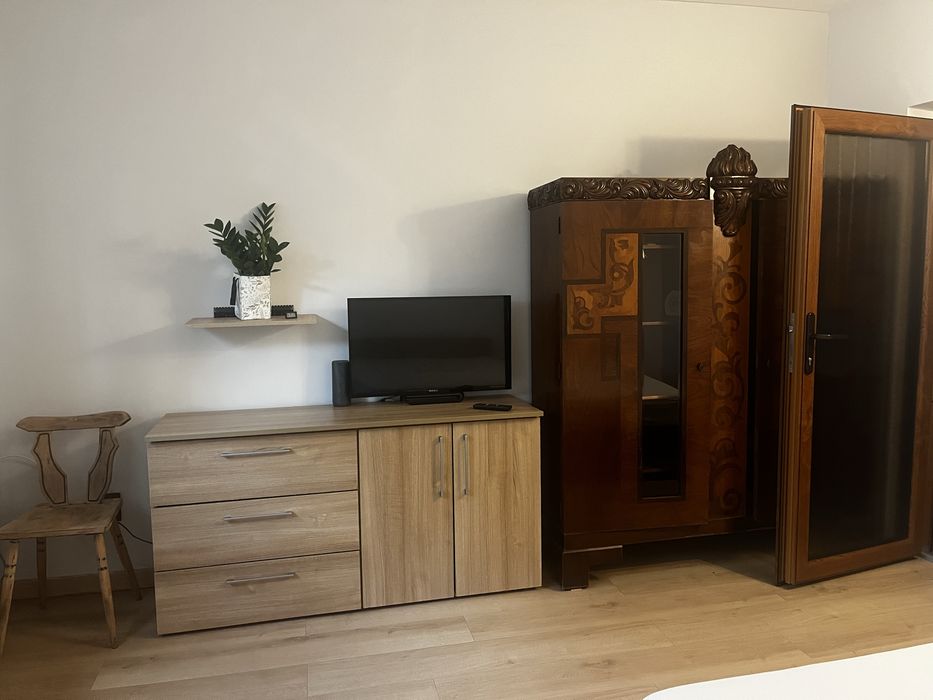 Dau in chirie apartament la casa