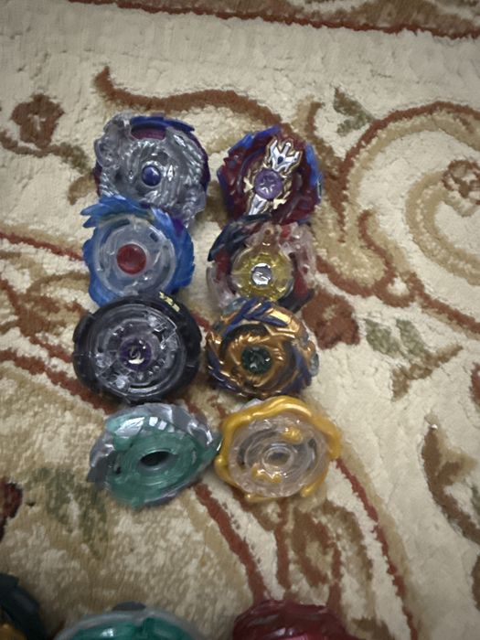 Игрушки из мультика beyblade