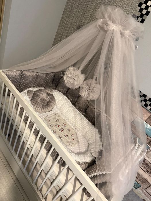 Baldahin și set complet de lenjerie 
Setbaldahin ul este frumos decorat și ideal pentru camera unui bebeluș.
Se vinde exact cum se vede în poze.