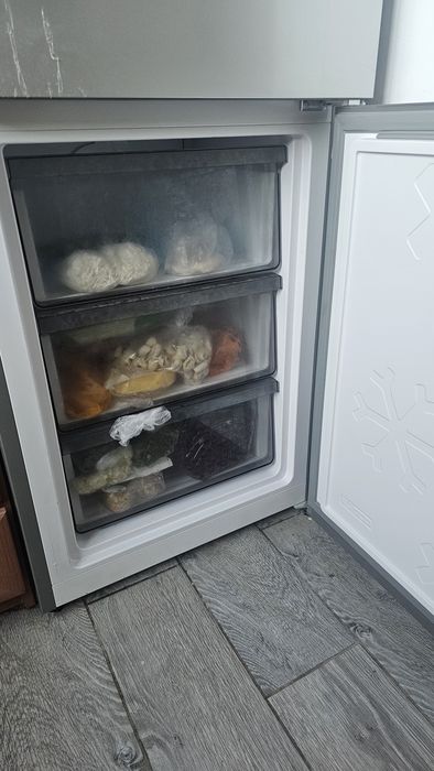 В связи с переездом продаю холодильник почти новый год пользовались