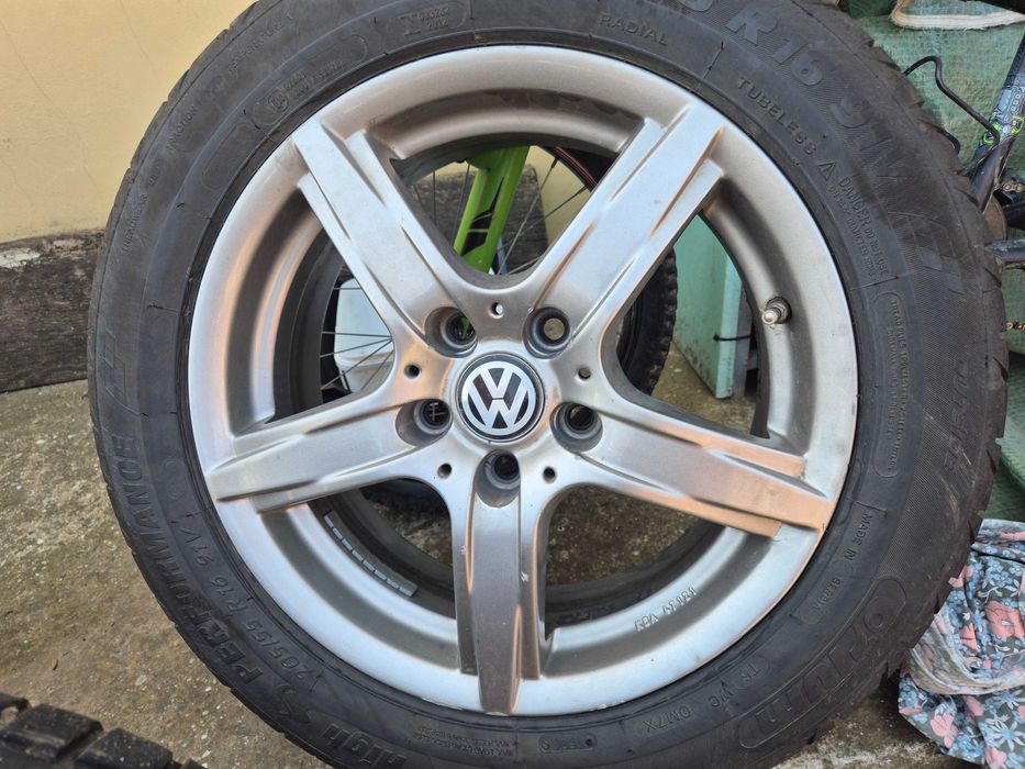 Продават се джантите с гумите