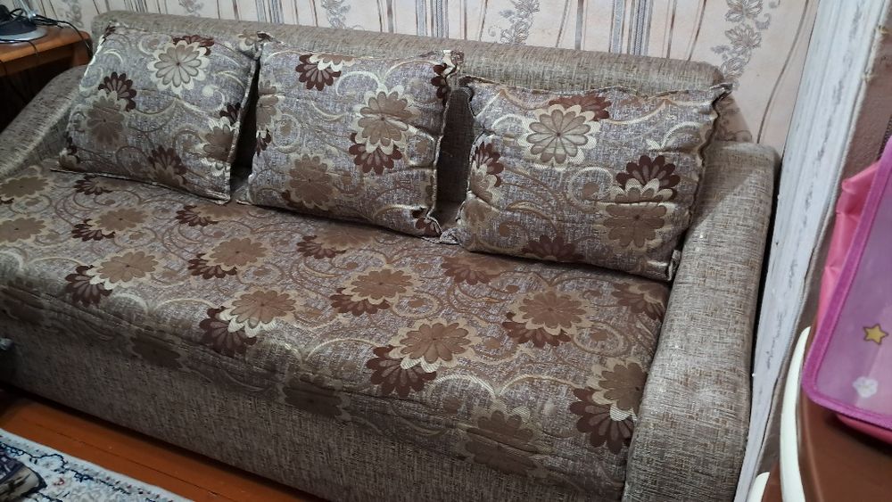 Раскладной диван с  подушками