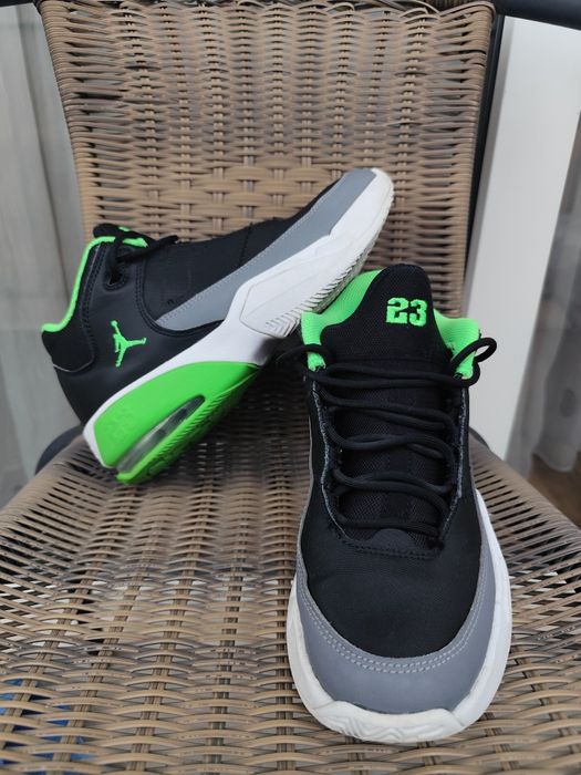 Nike Air Jordan Max Aura 3 GS Black Green Strike mărimea 38 / 24 cm interior