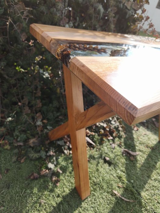 Vând măsuță din lemn de ulm