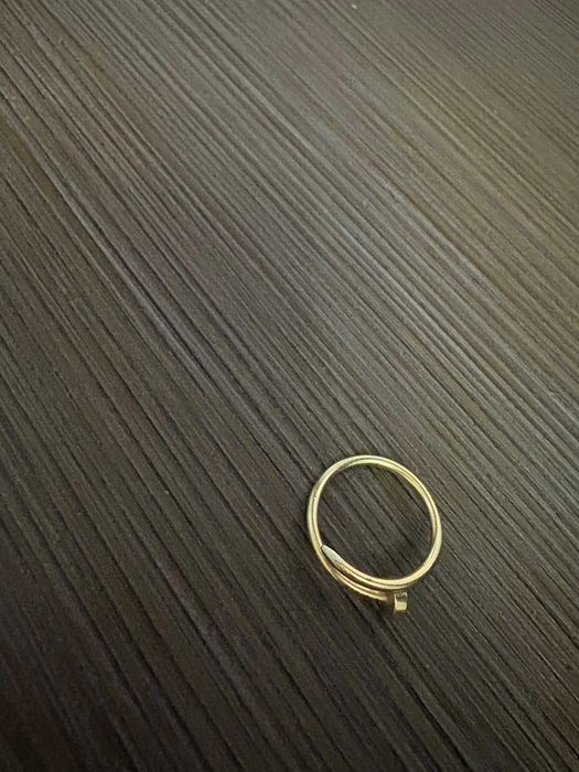 Vând inel Cartier din aur galben, model tip cui, elegant și deosebit.