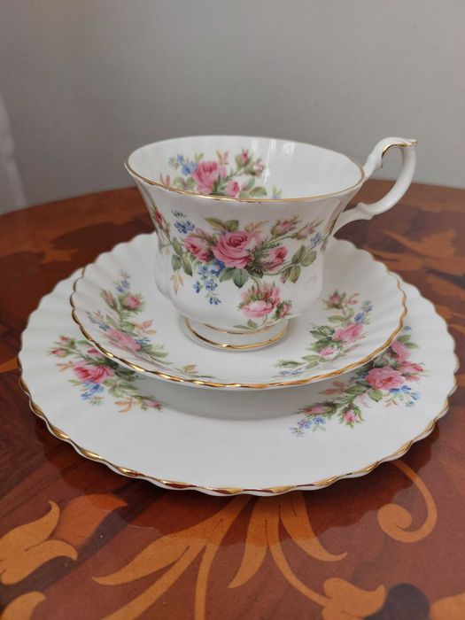 2 trios Royal Albert Moss Rose nefolosite