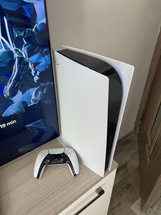Vand playstation 5  pretul este de 2000 de lei