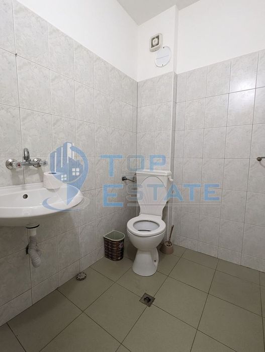 Търговска сграда на два етажа в центъра на град Златарица