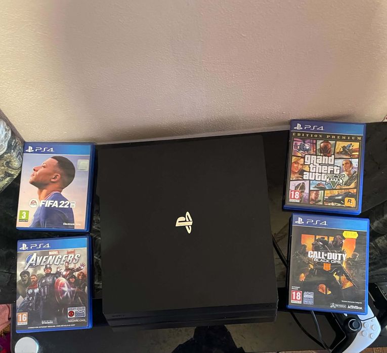 Vand ps 4 pro 1TB pret negociabil