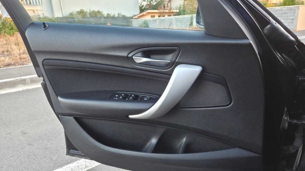 Vând BMW Seria 1 118i, an 2018, motor 1.5 benzină, 136 CP, cutie manuală 6 trepte, aproximativ 107.000 km.