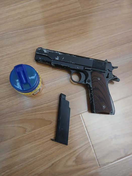 Игрушечный пистолет из металла