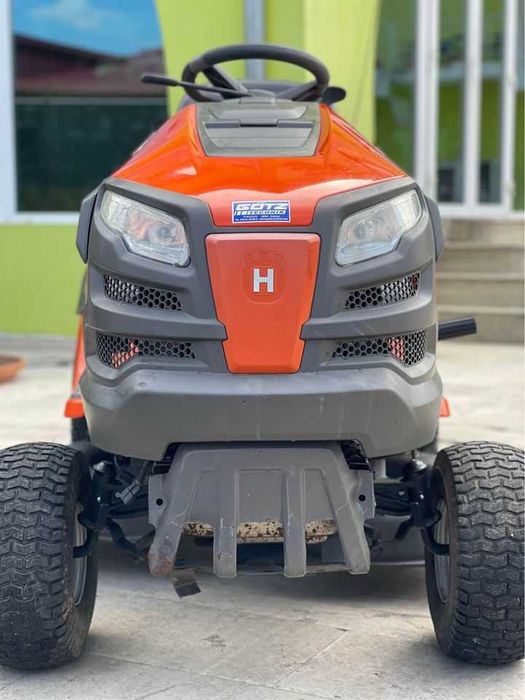 Tractoras de tuns iarba Husqvarna Kawasaki