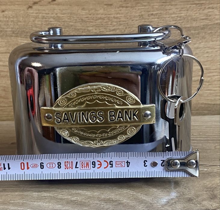 Метална касичка с ключ