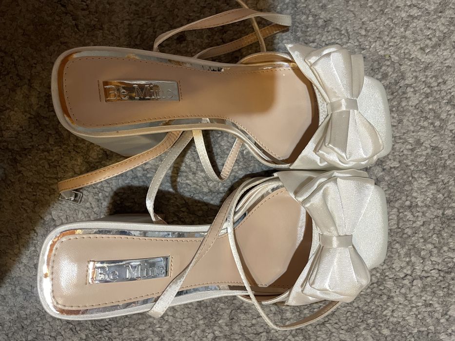 Tocuri cu fundă din satin