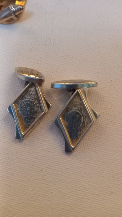 Butoni modernisti pentru camasa