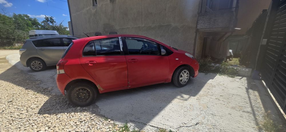 Toyota Yaris 1.0 бензин, 2011 г