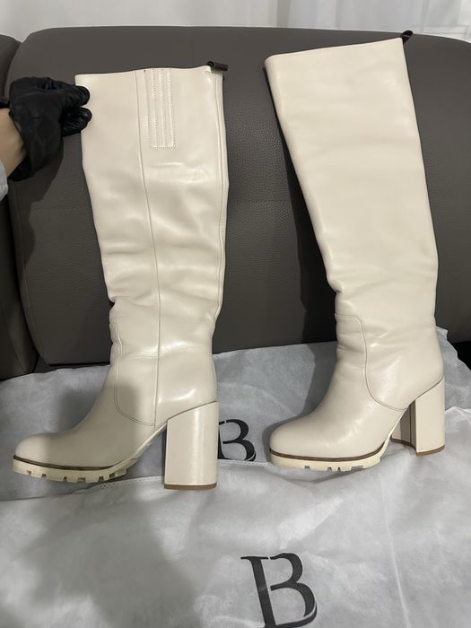 Белые кожанные длинные зимние сапоги