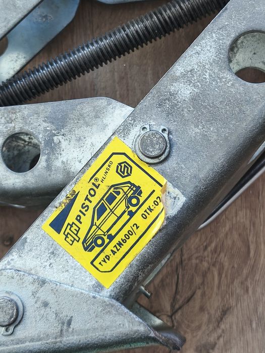 Запазен крик за автомобил Pistool Hlinsko до 1250 кг.