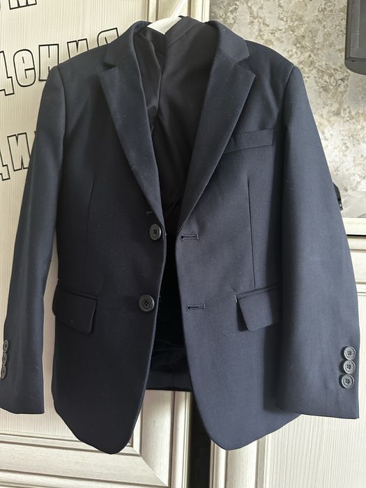 Продам новый костюм школьный