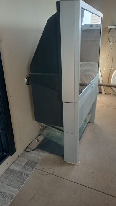 Телевизор квадратный, большой