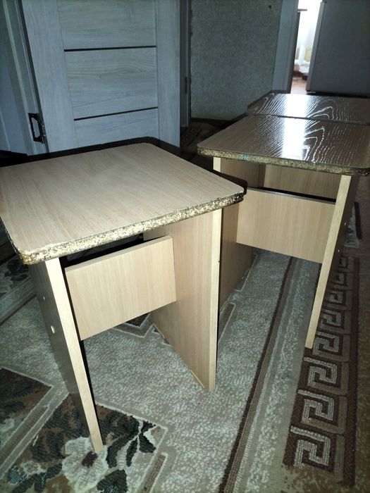 Кухонный стол со стульями