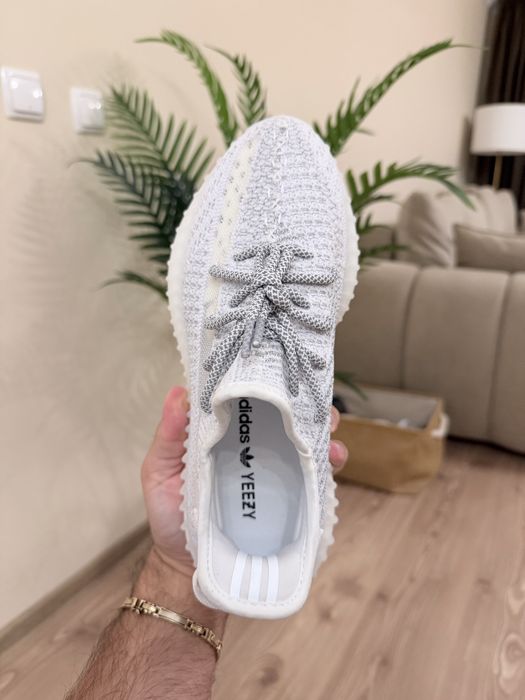 Yeezy 350 noi cu etichete
