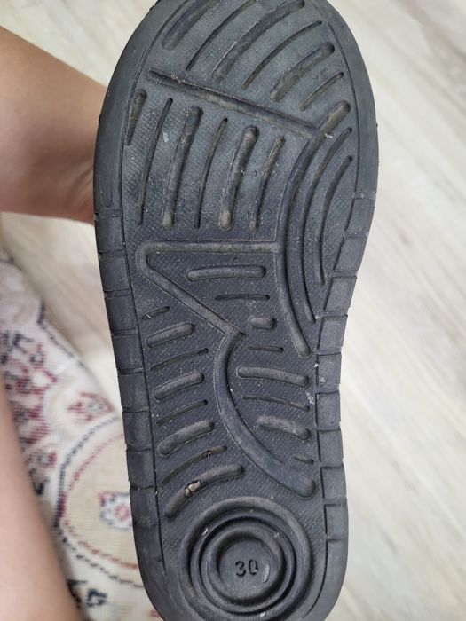 Детскую обувь продам