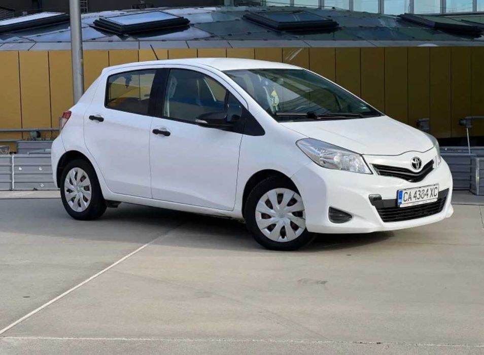 Кола под наем София – Toyota Yaris 2014 – Бензин – Ръчни скорости