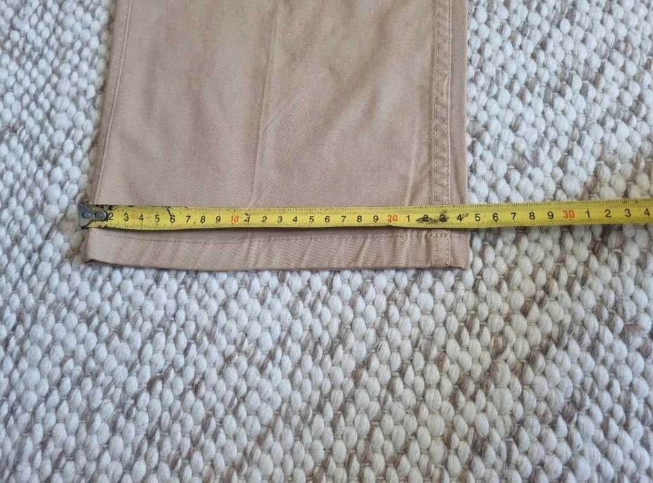 Pantaloni bej cu crac larg de la Bershka