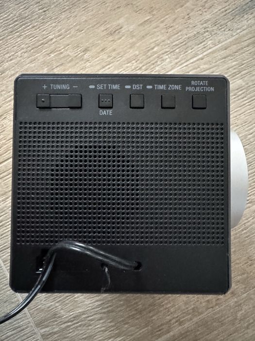 Ceas radio Sony cu proiector pe perete/tavan + alarmă
