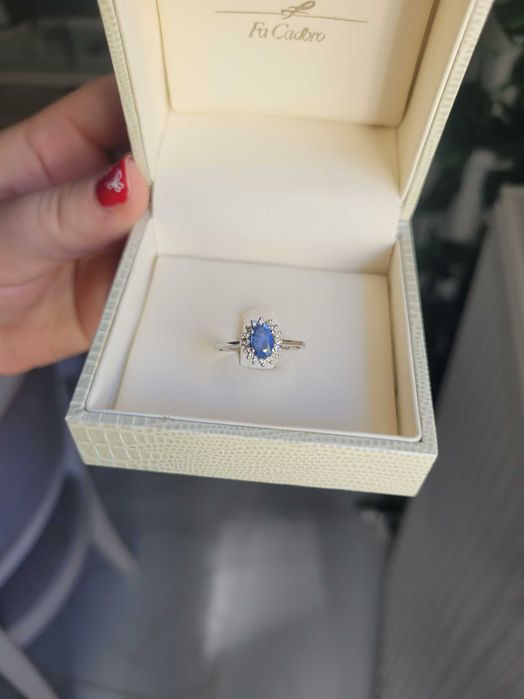 Inel de logodna cu safir si diamante, din aur alb