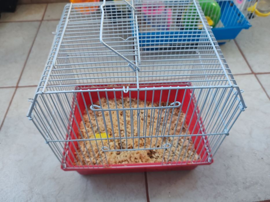 Se vând 2 custi de hamster