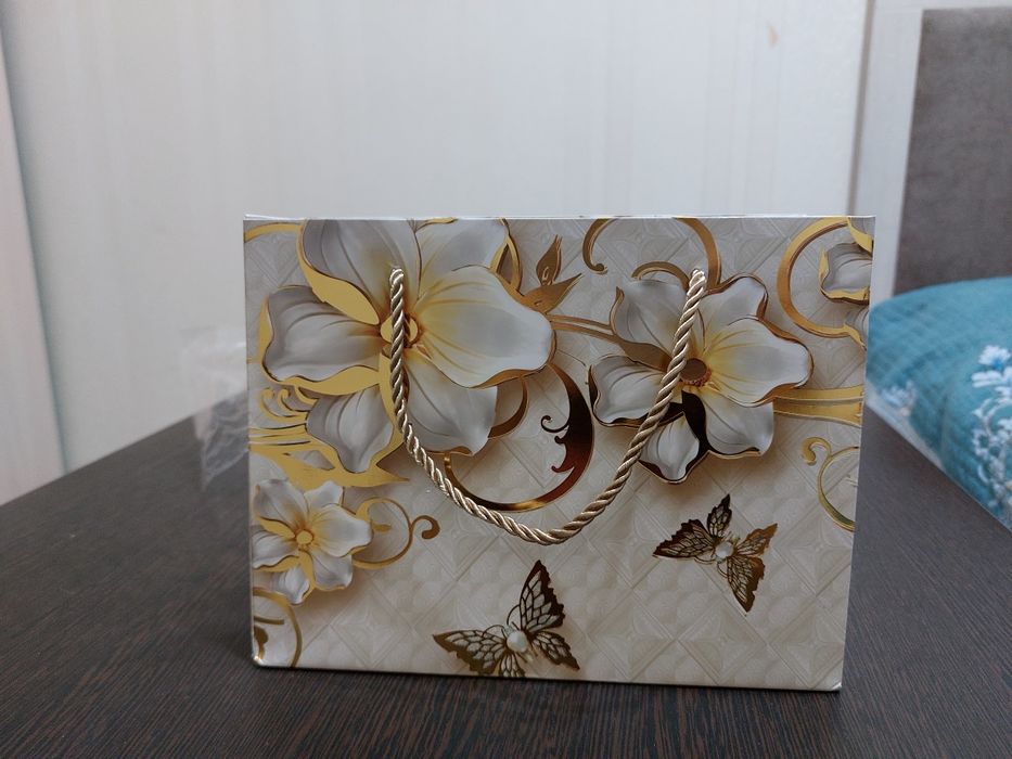 Подарочные пакеты картонные, глянцевые. Разных размеров и цветов.: 350 ...